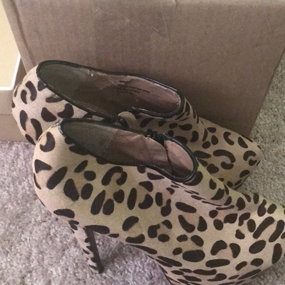 Size 9.5 Steve Madden booties
